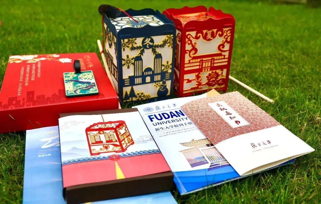 Thiết kế đèn lồng của đại học Phục Đán mà ngỡ nhập học là mùa Trung Thu đã về.