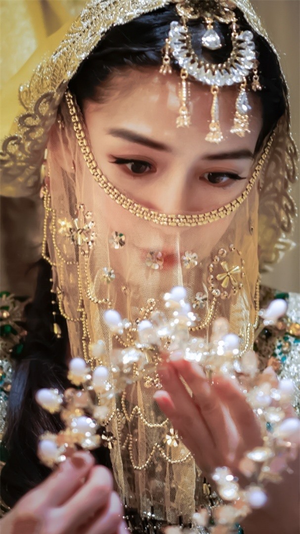 Angela Baby dù không được đánh giá cao về diễn xuất nhưng chắc chắn nhan sắc vẫn luôn được xếp vàng hạng thượng thừa. Dù đep mặt nạ mỏng nhưng vẫn không che được thần thái và vẻ đẹp của bà xã Huỳnh Hiểu Minh