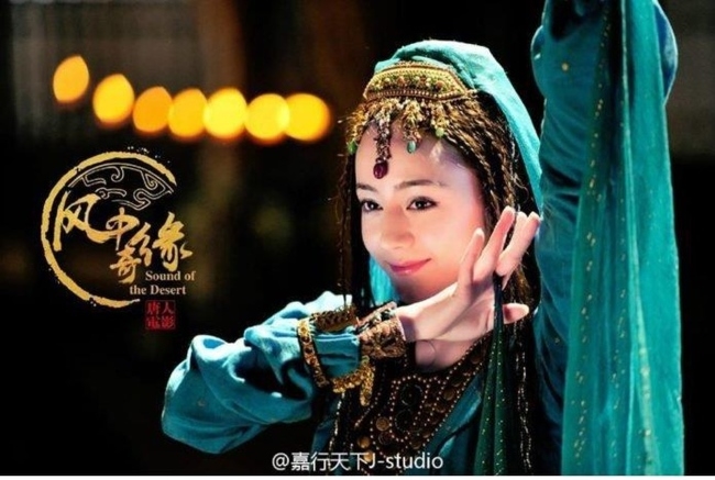 Địch Lệ Nhiệt Ba cũng là mỹ nhân Tân Cương nên gương mặt hay phong cách đều vô cùng hợp với trang phục dị vực.