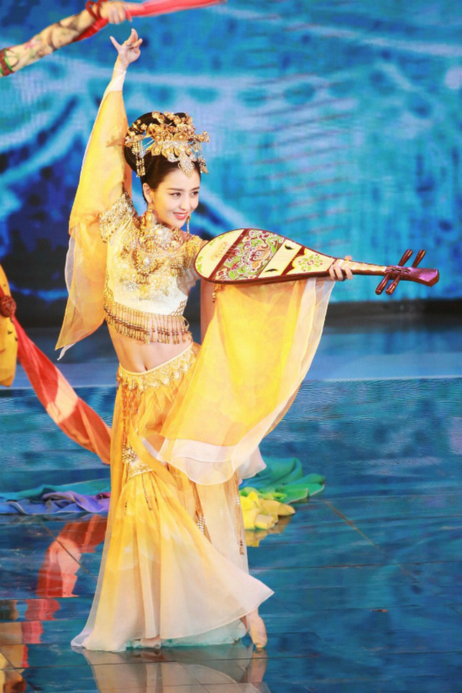 Đồng Lệ Á vốn là đệ nhất mỹ nhân Tân Cương nên trang phục dị vực không thể dìm được nhan sắc của nữ diễn viên.