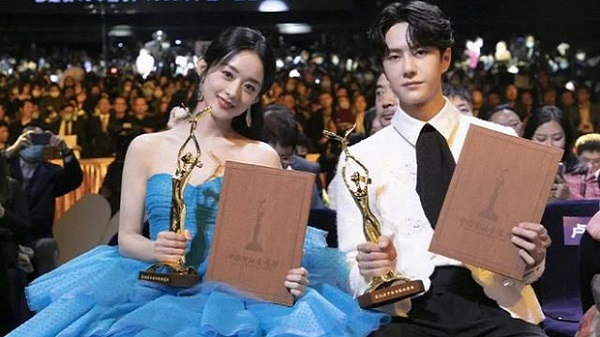 Đang yên lành, Triệu Lệ Dĩnh và Vương Nhất Bác tiếp tục bị đài CCTV điểm danh - Ảnh 2 Đang yên lành, Triệu Lệ Dĩnh và Vương Nhất Bác tiếp tục bị đài CCTV điểm danh - Ảnh 2