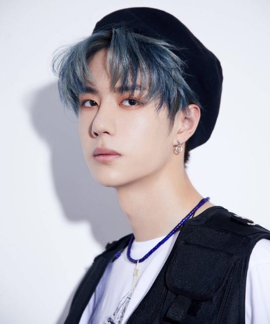 Vương Nhất Bác cũng là một trong những nam thần đầy cá tính từ phong cách thời trang ở các bộ quần áo đến chiến mỹ beret đội kết hợp với kiểu tóc màu xanh khiến fan nhìn không rời mắt.