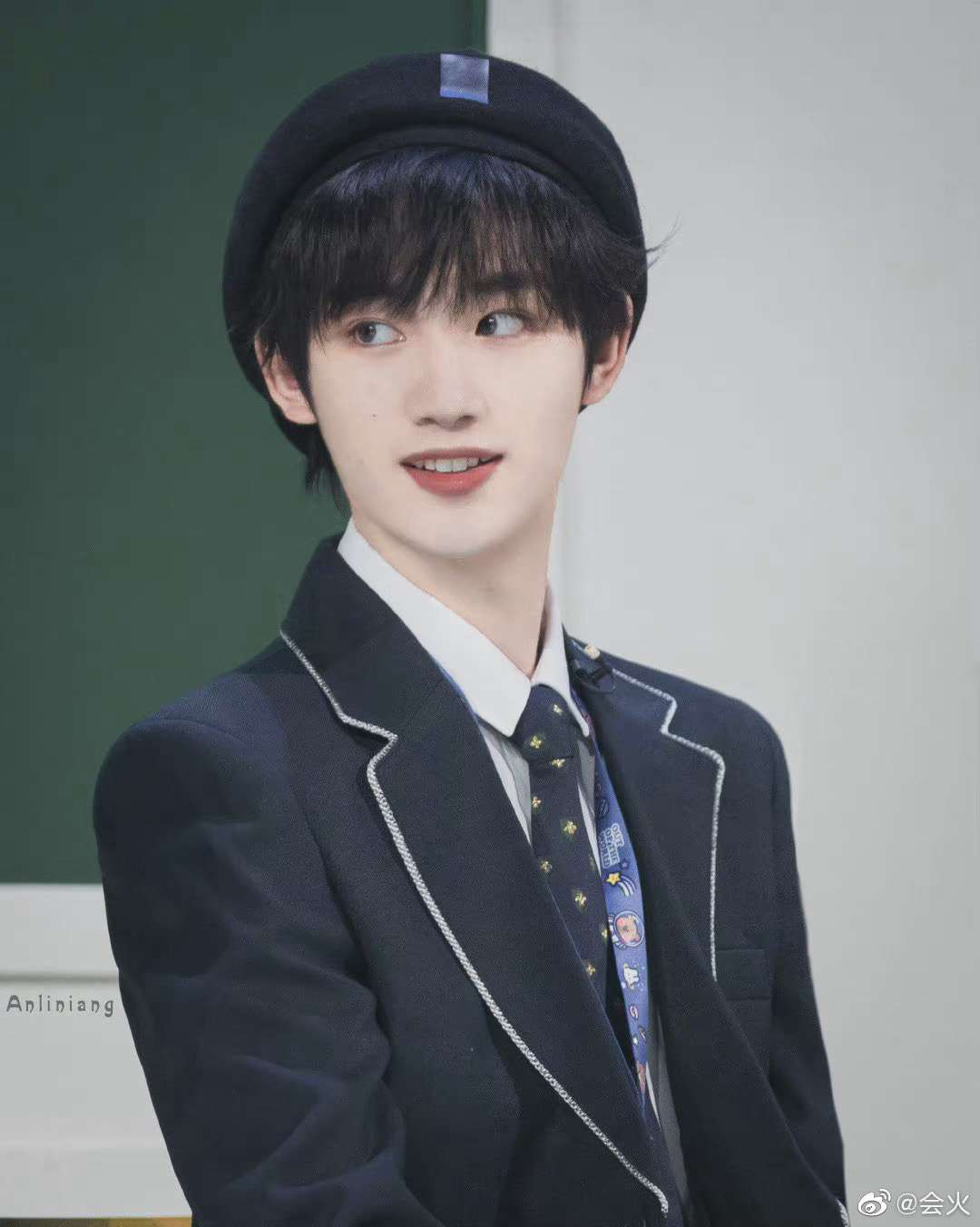 Vốn sở hữu gương mặt búng ra sữa, Đinh Trình Hâm khi đội mũ beret càng khiến xung quanh mỹ nam này đầy hơi thở thanh xuân.