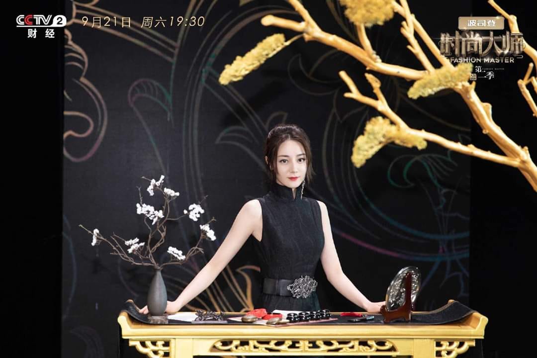 Địch Lệ Nhiệt Ba luôn khiến người hâm mộ đứng tim vì nhan sắc đẹp mê hồn. Trong tạo hình phong cách quốc phong, mỹ nhân Tân Cương bớt chút quyến rũ mà thay vào đó là khí chất cao quý.