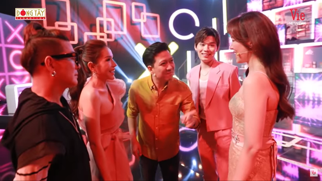 Trường Giang từng tiết lộ bí mật nhà Hari Won. Trường Giang từng tiết lộ bí mật nhà Hari Won.