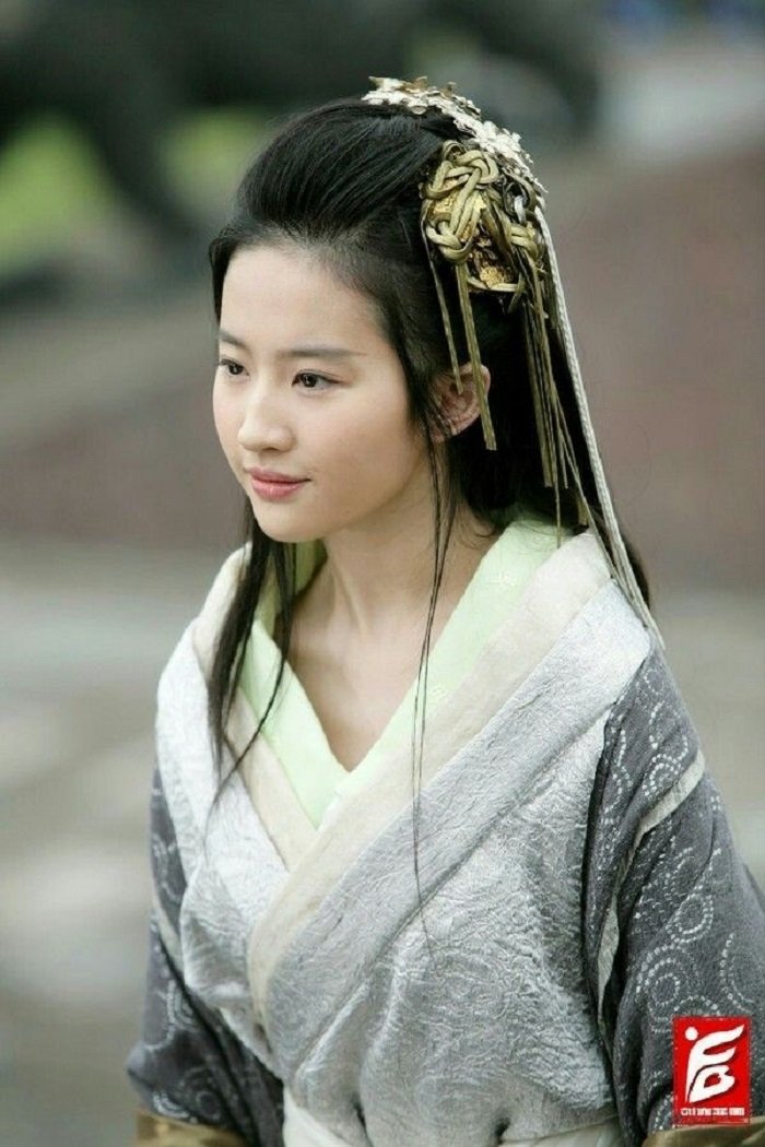 Lưu Diệc Phi dù mặc đồ đơn giản nhưng vẫn không dìm được nhan sắc xinh đẹp, không hổ là 'thần tiên tỷ tỷ'