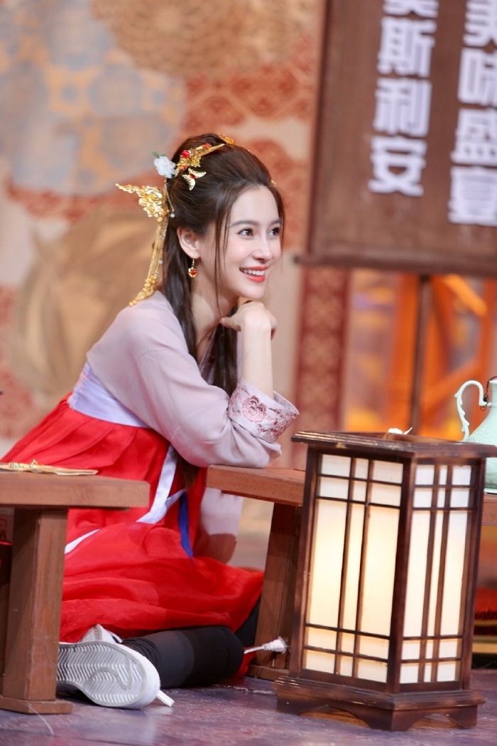 Nhắc đến dàn mỹ nhân tạo hình cổ trang với tóc râu dế thì không thể thiếu Angela Baby. Sở hữu gương mặt xinh đẹp, bà xã Huỳnh Hiểu Minh chưa bao giờ thất vọng về nhan sắc.