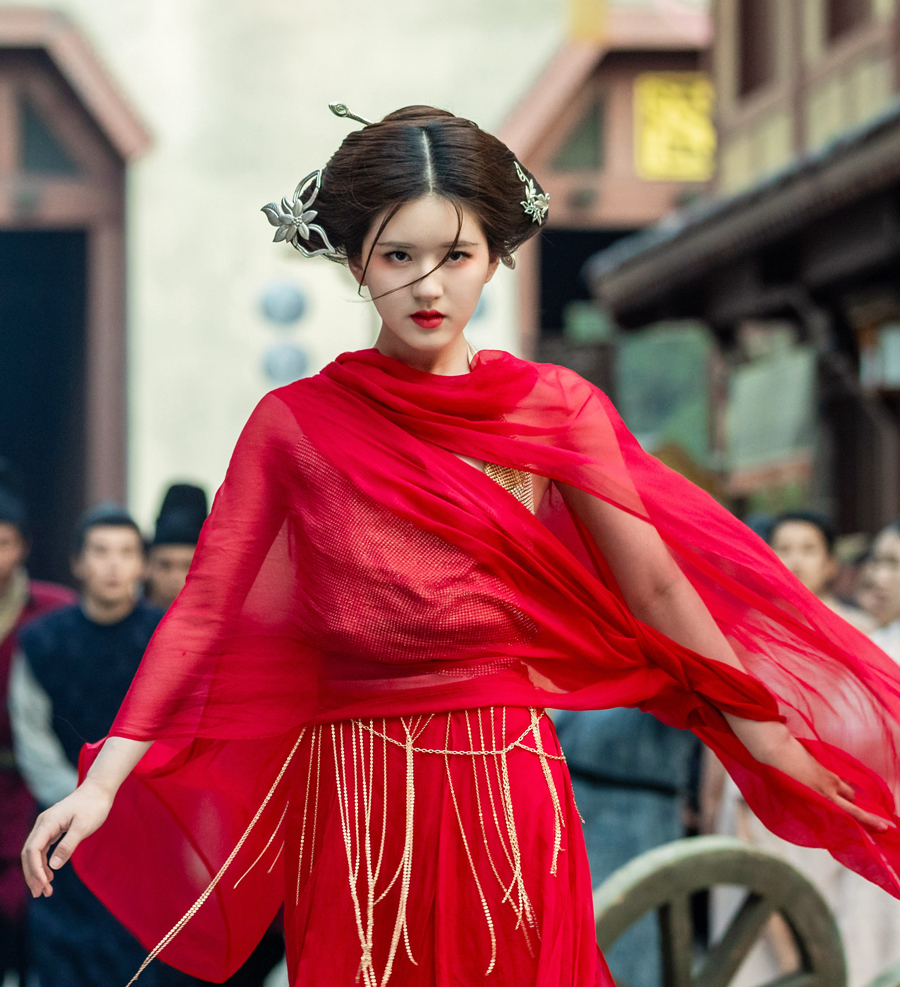 Nhắc đến mỹ nhân cổ trang thì chắc chắn không thể nào quên Triệu Lộ Tư. Ngoài sở hữu gương mặt xinh đẹp thì Triệu Lộ Tư rất hợp với trang phục cổ trang đặc biệt trong kiểu tóc râu dế càng khiến người đẹp ma mị.