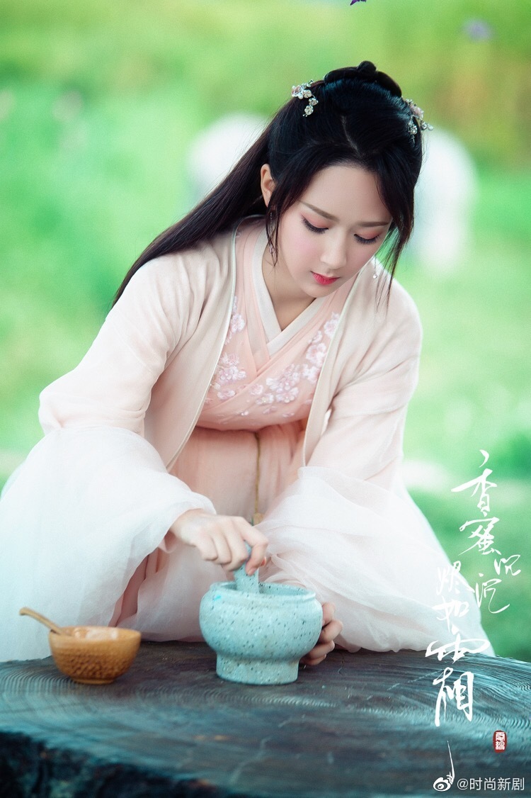 Dương Tử cũng xuất hiện với kiểu tóc râu dế cổ trang làm tôn lên khuôn mặt nhỏ nhắn xinh đẹp.