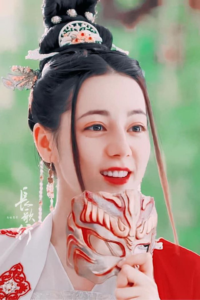 Địch Lệ Nhiệt Ba dù sở hữu gương mặt đẹp nhưng kiểu tóc râu dế trong 'Trường ca hành' lại làm lộ những khuyết điểm như trán cao, bọng mắt to khiến nữ diễn viên già hơn tuổi.