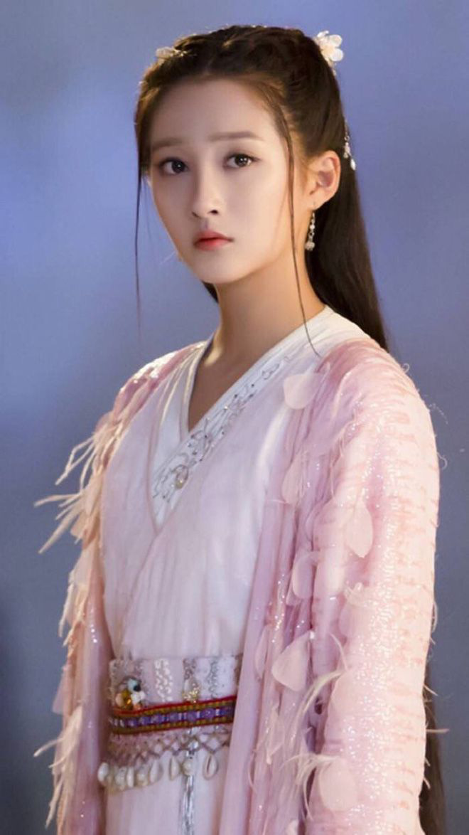 Quan Hiểu Đồng sở hữu khuôn mặt đẹp luôn luôn cân hết mọi tạo hình tóc. Đặc biệt việc để tóc râu dế trong Hiên Viên Kiếm Hán Chi Vân lại càng thanh thoát, thuần khiết.