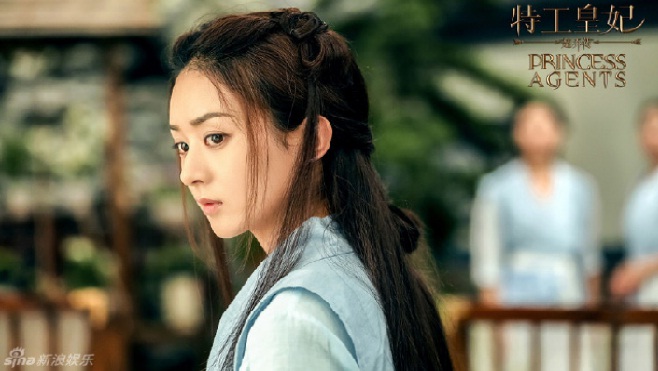 Triệu Lệ Dĩnh cũng trong dàn mỹ nhân để kiểu tóc râu dế trong Hữu Phỉ khiến nữ diễn viên trông trẻ trung hơn.