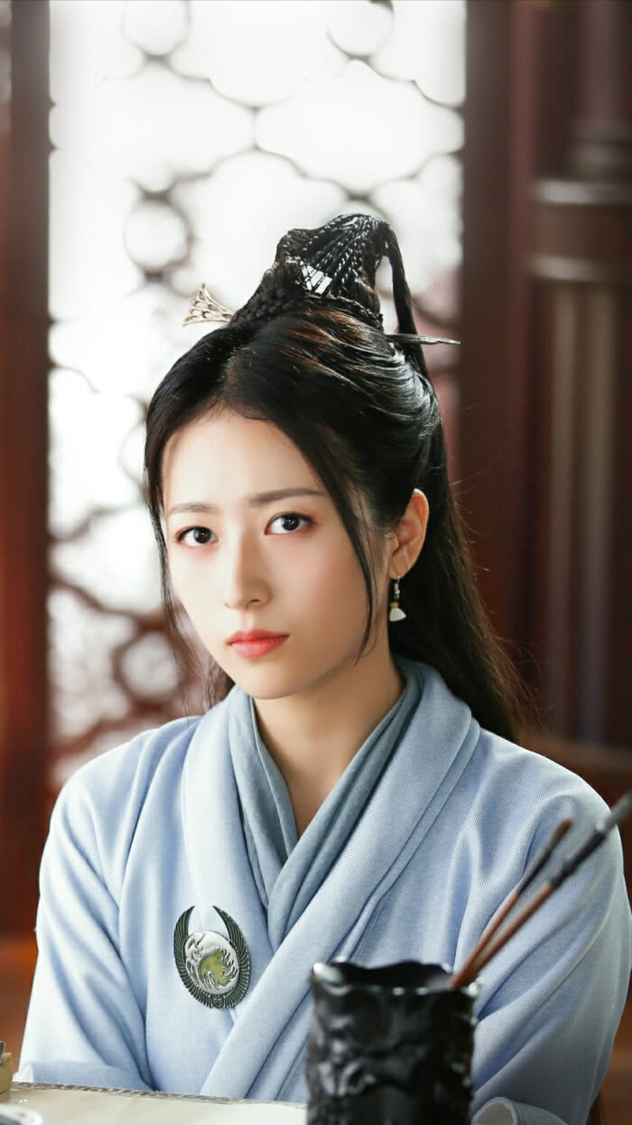 Châu Vũ Đồng trong bộ phim Đại Tống Thiếu Niên Chí cũng được tạo hình với kiểu tóc râu dế tăng lên khí chất nhã nhặn.