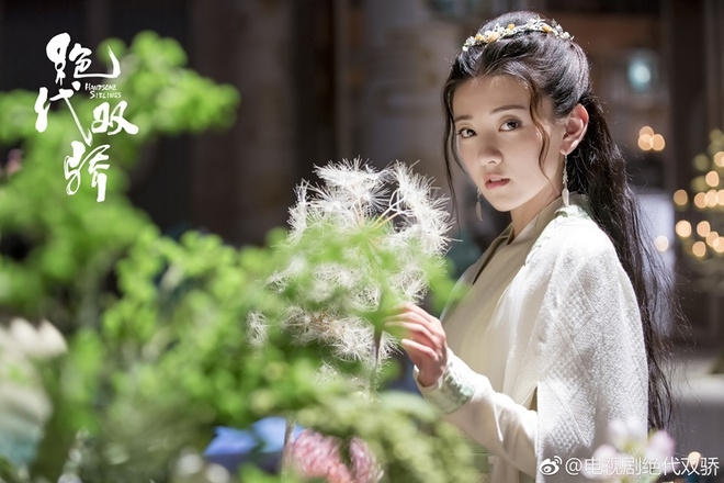 Lương Khiết của Song Thế Sủng Phi tạo hình tóc râu dế xoăn xoăn càng thêm vẻ điệu đà lạ mắt khiến nhan sắc của nữ diễn hút hồn hơn.