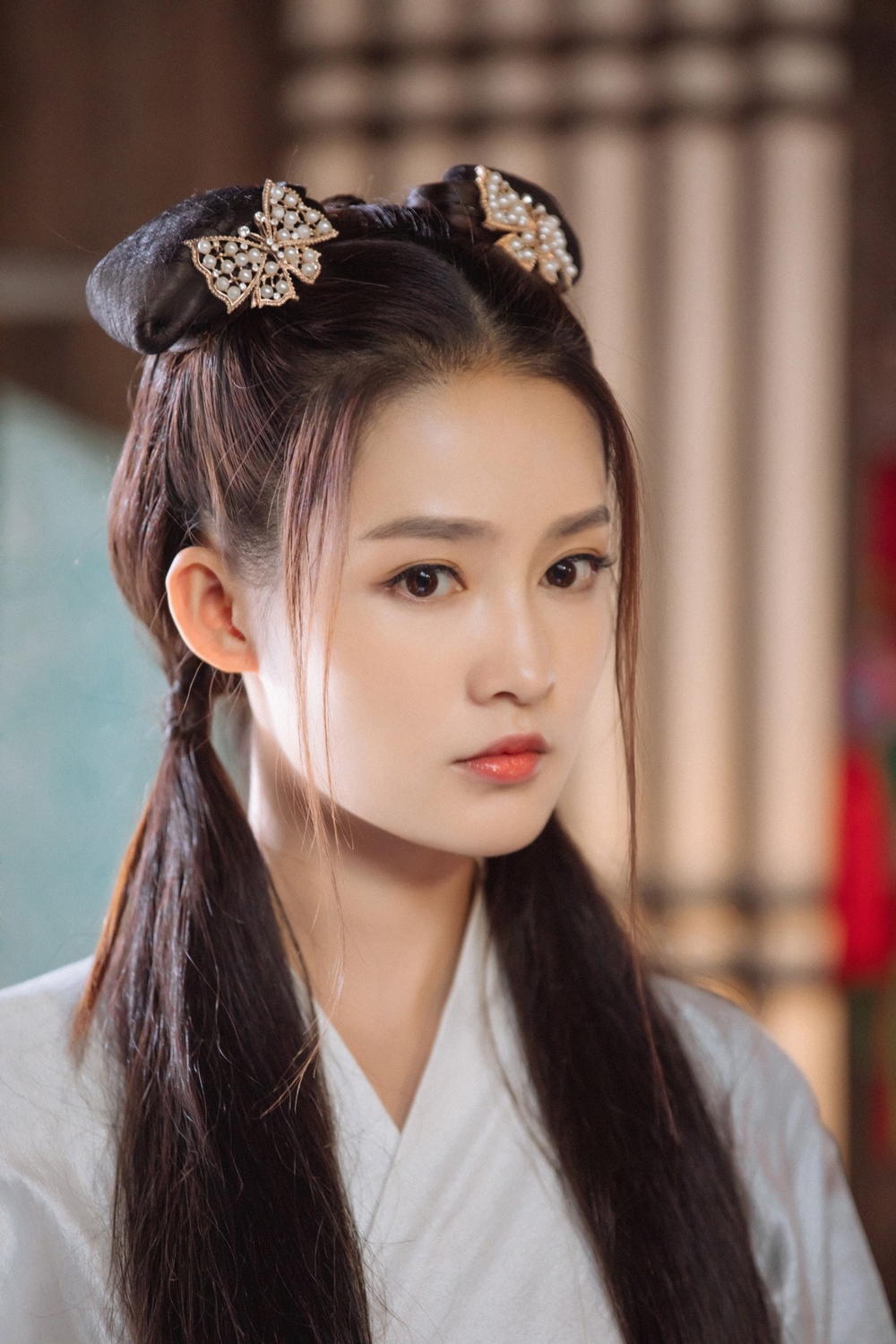 Nhan sắc của Lý Thấm trong Lang Điện Hạ nhận được nhiều lời khen từ khán giả nhất là tạo hình tóc buộc 2 bên cùng 2 lọn tóc râu dế khiến nữ diễn viên trông trẻ trung, đáng yêu.