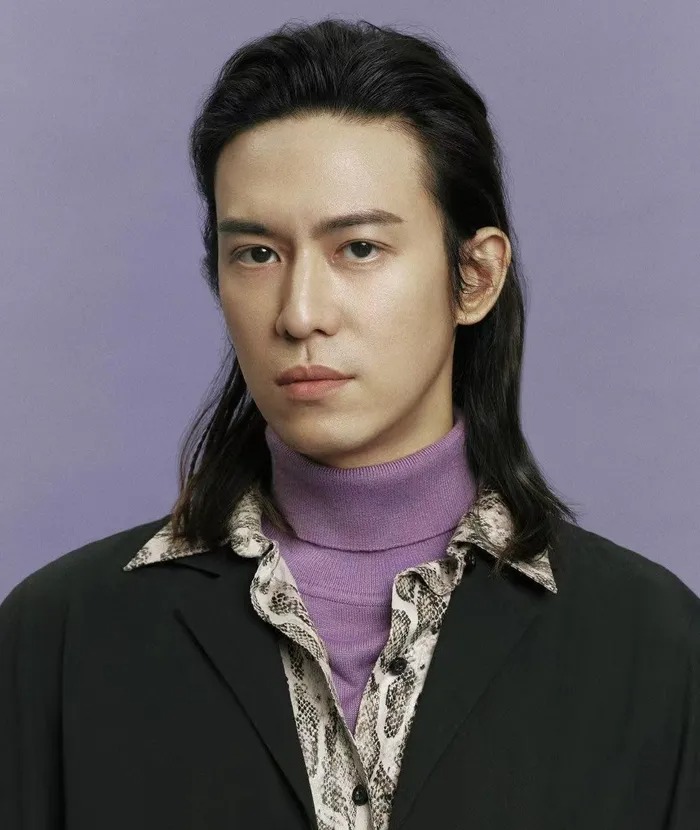 Trần Sở Hà từng được mệnh danh là Thái tử hắc bang với thân thế vô cùng khủng khi cha là trùm của thế giới ngầm Đài Loan. Dù xuất thân không ai dám động tới cùng nhà giàu nhưng Trần Sở Hà lại sống vô cùng kín tiếng về đời tư. Hoạt động trong Cbiz nhưng không ai biết đến thân thế thật, mãi khi người cha qua đời có nhiều người trong thế giới ngầm đến viếng thì thân thế của Trần Sở Hà mới lộ.