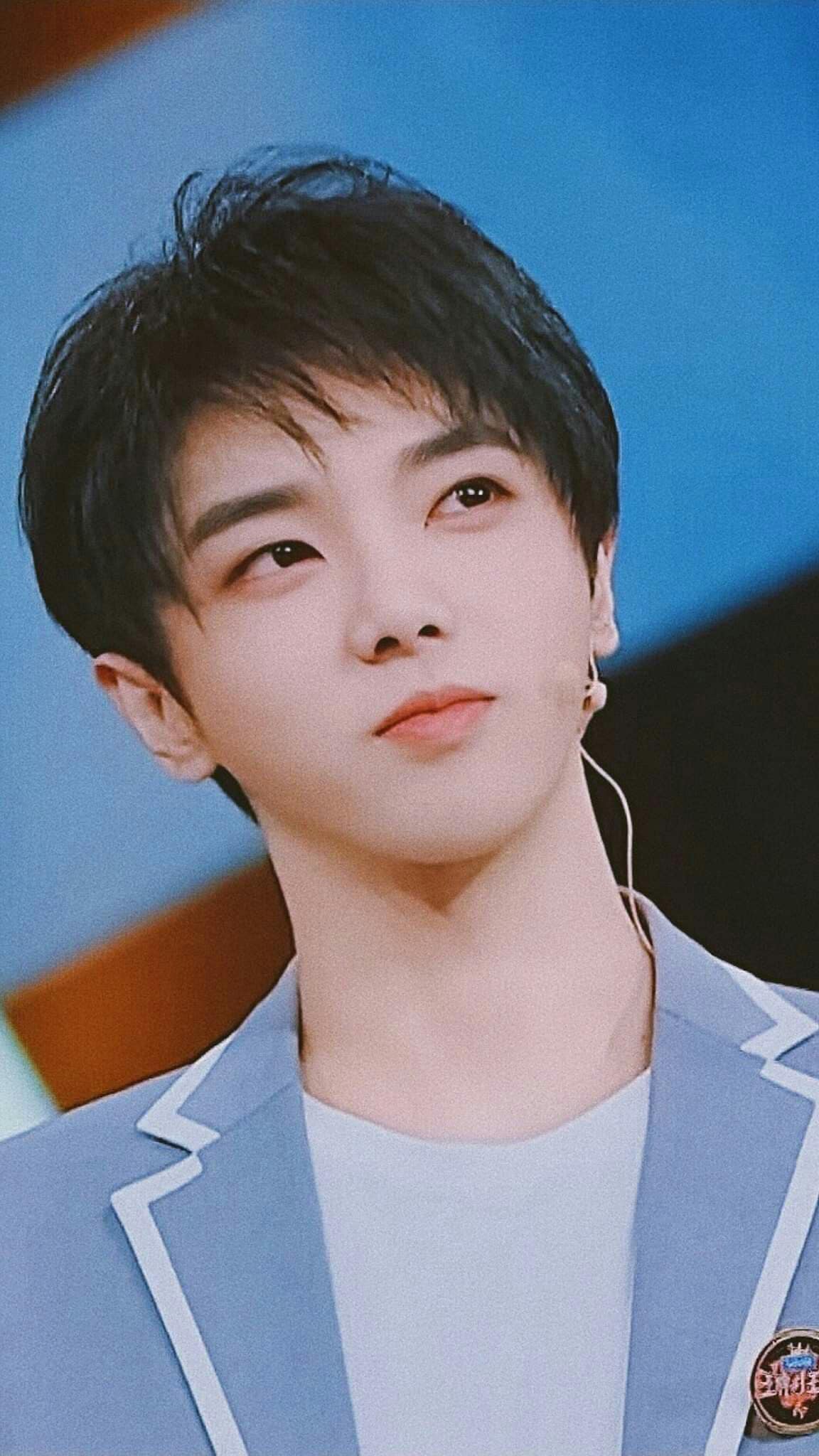 Hoa Thần Vũ được biết đến là ca sĩ nổi tiếng của Cbiz. Dù xuất thân trong gia đình có bố là Hoa Phúc Khuê, phó chủ tịch tập đoàn vàng bạc đá quý lớn nhất tỉnh Hồ Bắc với doanh thu hàng năm lên đến 1,8 tỷ NDT (6.200 tỷ đồng) thậm chí có bác là đại gia giàu nhất tỉnh Hồ Bắc nhưng nam ca sĩ lại sống vô cùng giản dị, tự nỗ lực theo đuổi sự nghiệp mà không hề khoe khoang gia thế.