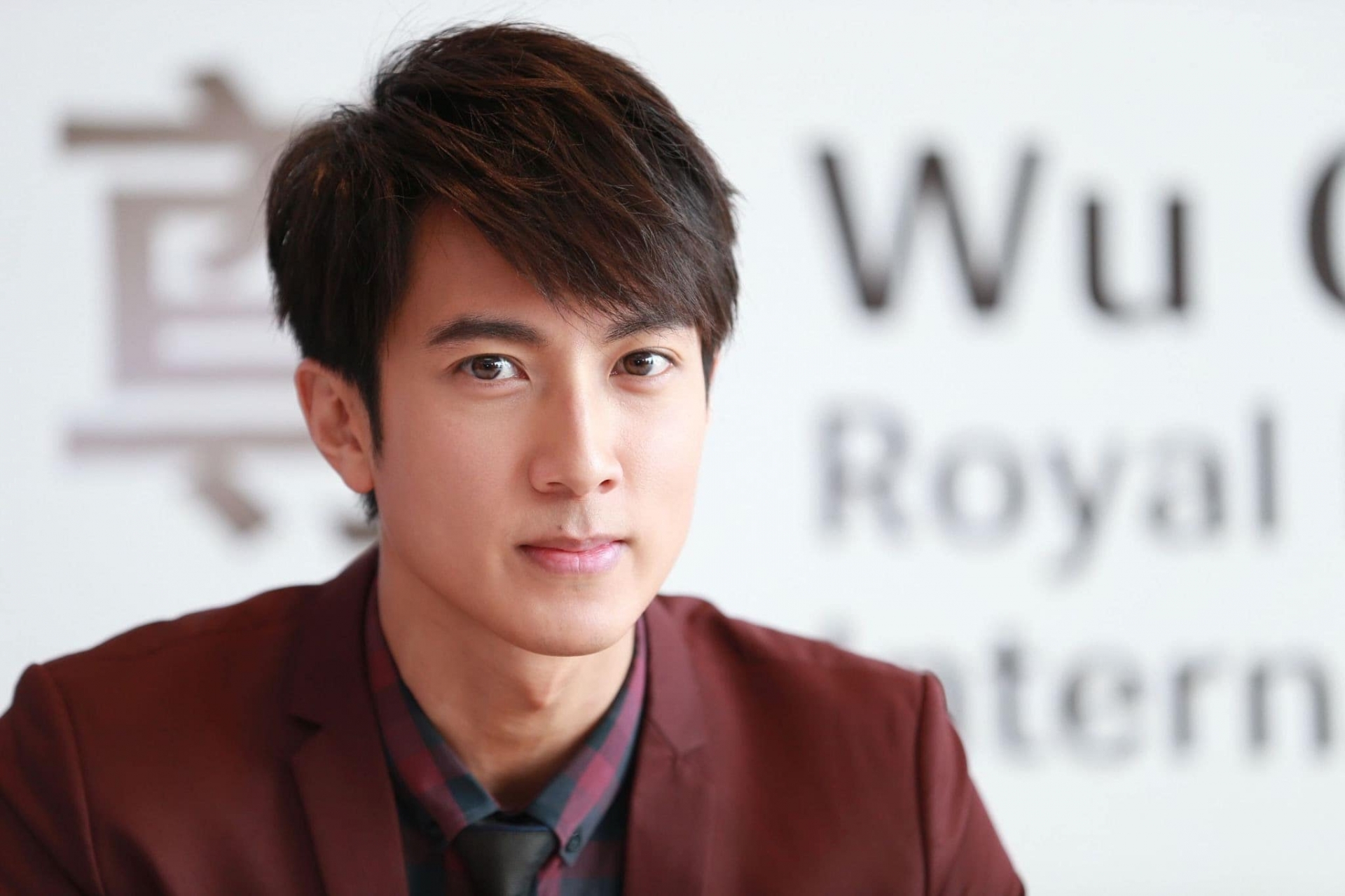 Trùm cuối phải nhắc đến Ngô Tôn. Đây là richkid thứ thiệt của làng giải trí Cbiz. Sinh ra ở gia đình giàu có tại Brunei với cha là đại gia bất động sản, chú sở hữu một công ty đại lý hàng đầu Brunei với doanh thu chiếm 1/3 tổng doanh thu trong nước. Có tin đồn Ngô Tôn còn xuất thân hoàng gia, gia đình có cả mỏ khoáng sản bạc bên Brunei.