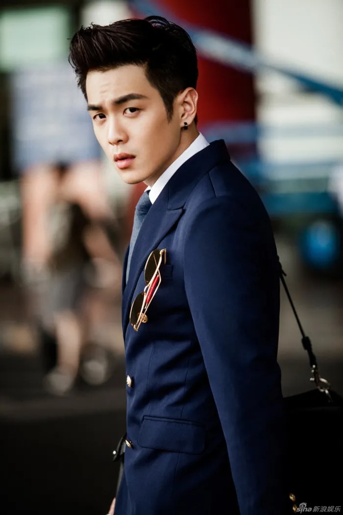 Trương Nhược Quân cũng là một trong những phú nhị đại chuẩn con nhà nòi. Bố là đạo diễn kiêm diễn viên nổi tiếng Trương Kiện đồng thời cũng là đại gia bất động sản khét tiếng, mẹ là Ảnh hậu nổi tiếng Lưu Bội còn ông nội là nhà địa chất học Trương Chí Tân lẫy lừng.