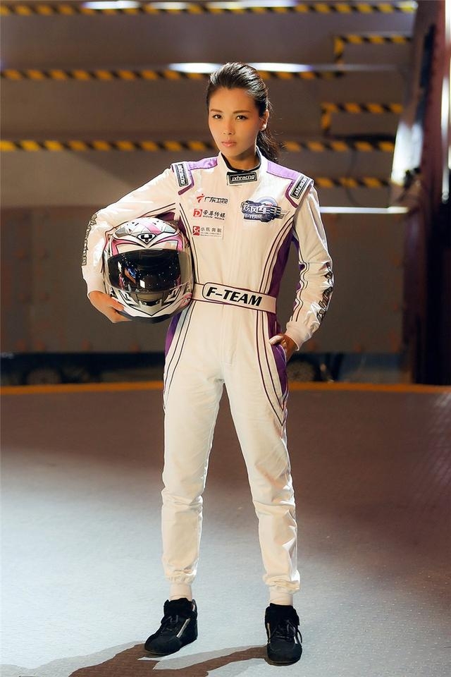 Lưu Đào chắc chắn cũng không ai ngờ đến mỹ nhân dịu dàng như vậy lại là tay đua cực phẩm khi từng giành được quán quân trong cuộc đua xe từ thiện vào năm 2006.