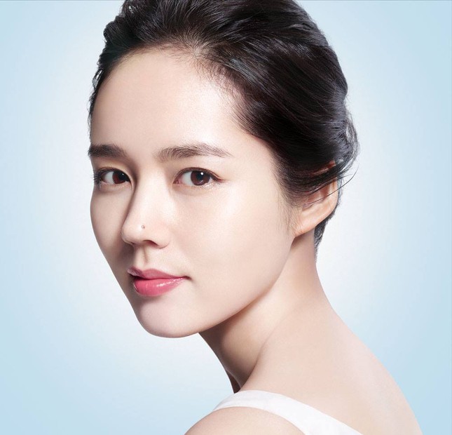 Trùm cuối phải nhắc đến Han Ga In. Sở hữu chiếc mũi nhỏ nhắn, chóp mũi mềm mại, Han Ga In là mỹ nữ có chiếc mũi đẹp cực phẩm ở Hàn Quốc thậm chí còn trở thành biểu tượng cái đẹp ở xứ kim chi.