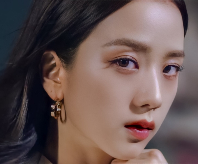 Ji Soo (Black Pink) cũng là nữ idol sở hữu góc nghiêng thần thánh với chiếc mũi cao thẳng, tự nhiên được ví 