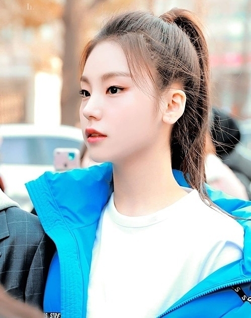 Yeji (ITZY) cũng hút hồn với gương mặt đậm chất 'girl crush' đặc biệt chiếc mũi đẹp như tạc kết hợp với gương mặt lạnh khiến nhiều người mê mẩn.