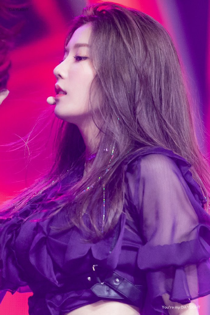 Eunbi (IZ*ONE) cũng có vẻ ngoài hao hao Irene nhưng lại có nhiều nét nhẹ nhàng và trong sáng hơn. Đặc biệt chiếc mũi của Eunbi cân hết mọi góc chụp ảnh.