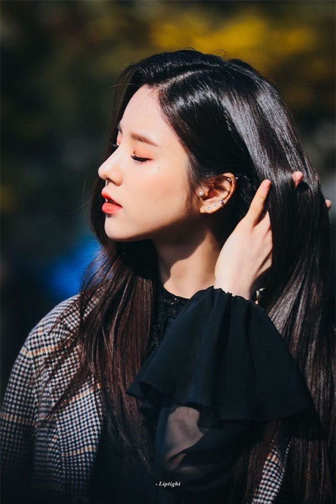 Hee Jin (LOONA)​​​​​​​ cũng không thua kém bất cứ người đẹp nào khi sở hữu sống mũi cao, đẹp nhất nhì Hàn Quốc.