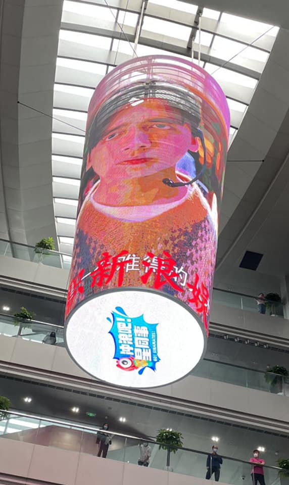 Thế nhưng đến bức hình này thì đến cha mẹ của nam diễn viên cũng chắc phải khóc thét vì hình ảnh này.