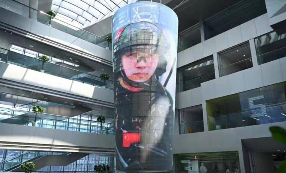 Nhìn thế này liệu có ai nhận ra được thần tượng của mình là ai không? Đây chính là Hoàng Cảnh Du trong bộ quân phục siêu ngầu.