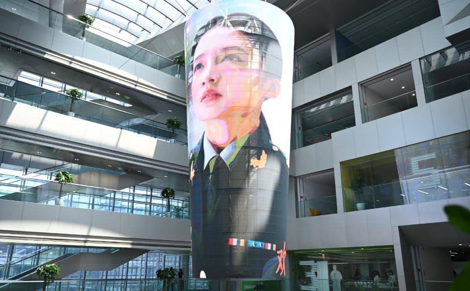 Nhìn hình này dù có hơi méo mó ở phần mắt nhưng vẫn có thể nhận ra được đây chính là Lý Thấm.