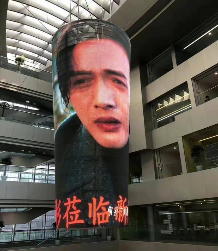 Nhưng khi lên hình led của Sina khiến fan chỉ muốn khóc thét.