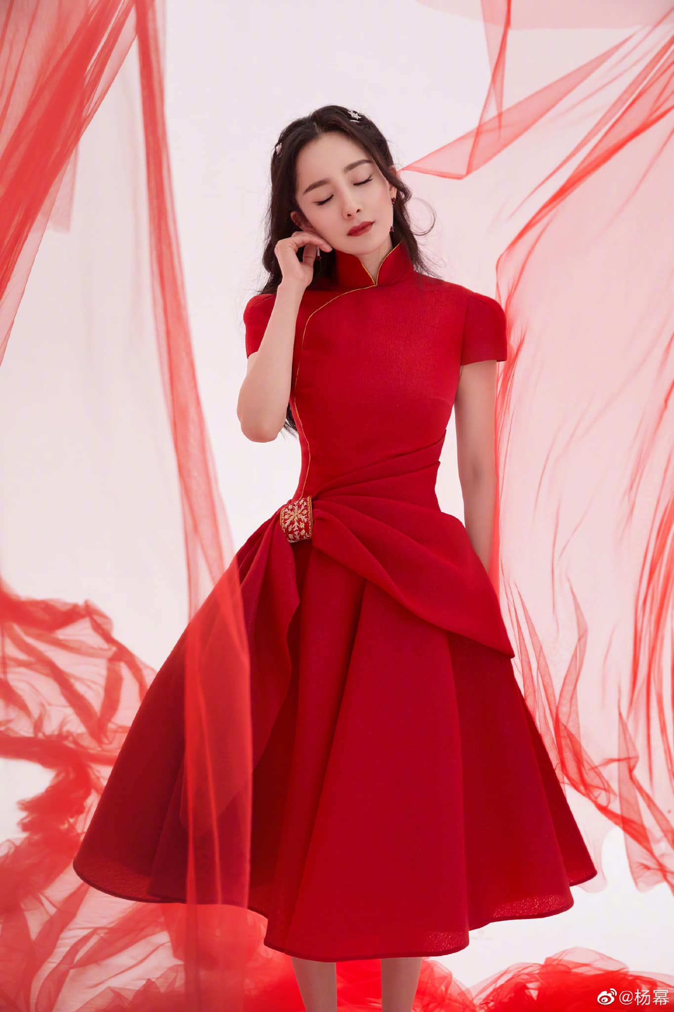 Nhắc đến mỹ nhân xinh đẹp của Cbiz chắc chắn không thể quên được tiểu hoa đán Dương Mịch. Dù đã trở thành gái một con nhưng nhan sắc và thân hình quyến rũ của Dương Mịch vẫn khiến nhiều người phải ghen tỵ.