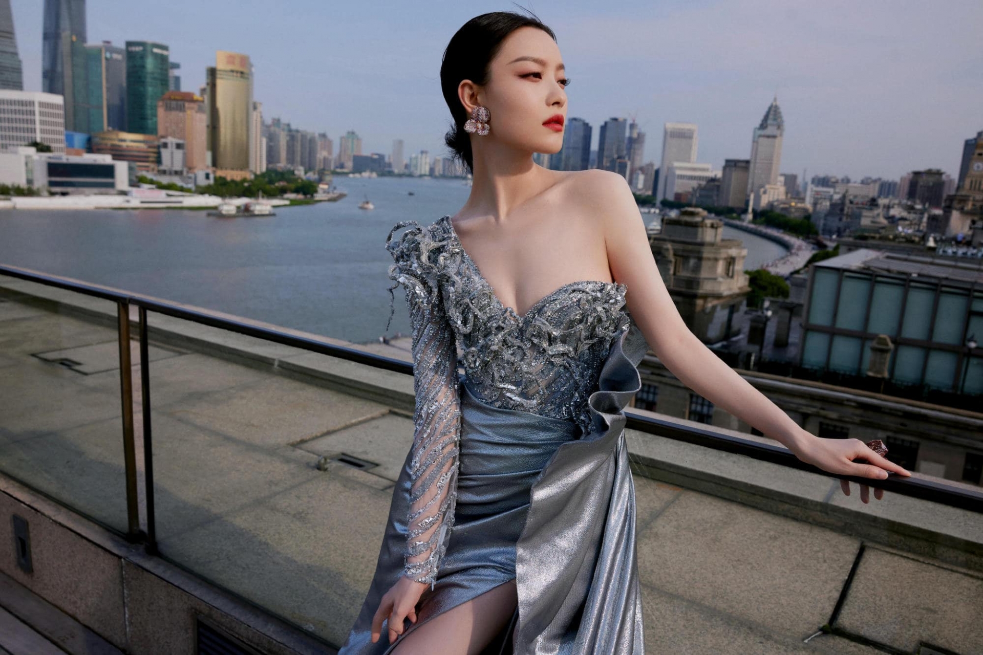 Sở hữu gương mặt xinh đẹp cùng đôi mắt biết nóiNghê Ni được mệnh danh là “Quý cô hàng hiệu” làng giải trí Hoa ngữ. Dù bước sang tuổi 33 nhưng mỹ nhân này giống như bị thời gian bỏ quên.