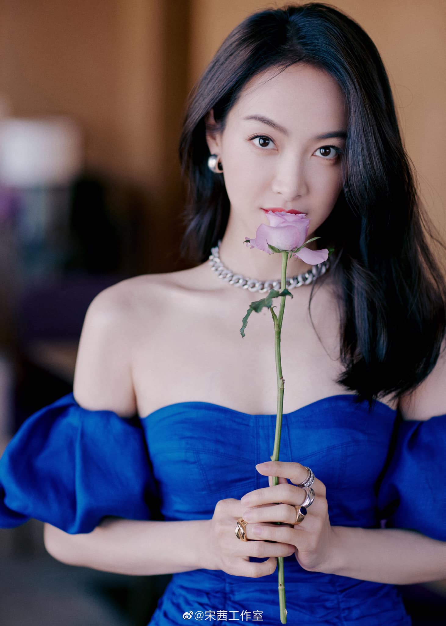 Tống Thiến sở hữu gương mặt hoàn hảo với đôi mắt to tròn, sống mũi thẳng cùng bờ môi nũng nịu khiến người hâm mộ không khỏi mê mẩn.