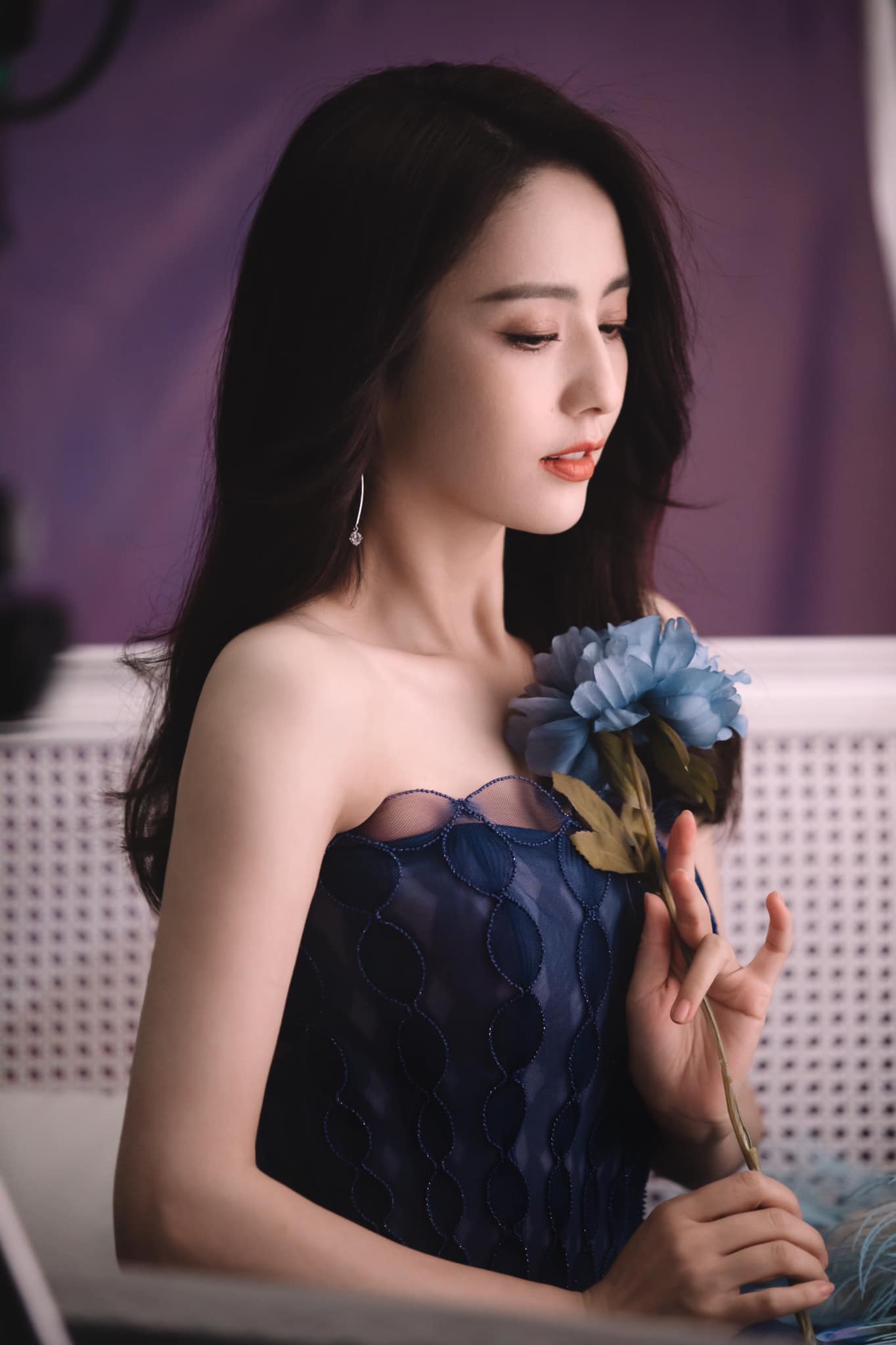 Đồng Lệ Á không hổ là đệ nhất mỹ nhân Tân Cương khi sở hữu các nét trên gương mặt và cơ thể vô cùng hoàn mỹ. Dù đã bước sang tuổi 37 nhưng Đồng Lệ Á vẫn khiến nhiều tiểu hoa đán 9x phải ghen tỵ