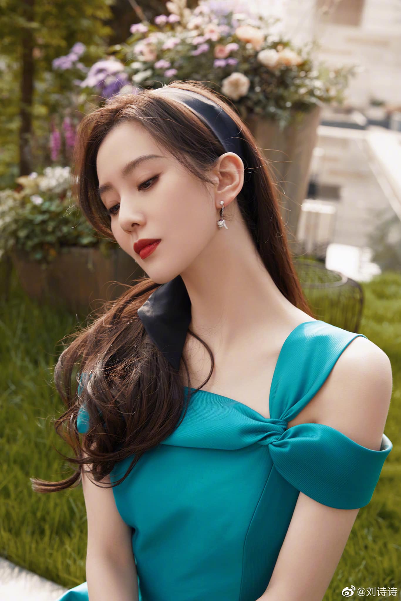 Lưu Thi Thi không chỉ nhan sắc xinh đẹp mà bà mẹ một con còn sở hữu khí chất cao quý toát ra từ bên trong khiến người hâm mộ nghĩ ngay đến một nàng tiểu thư quý tộc.