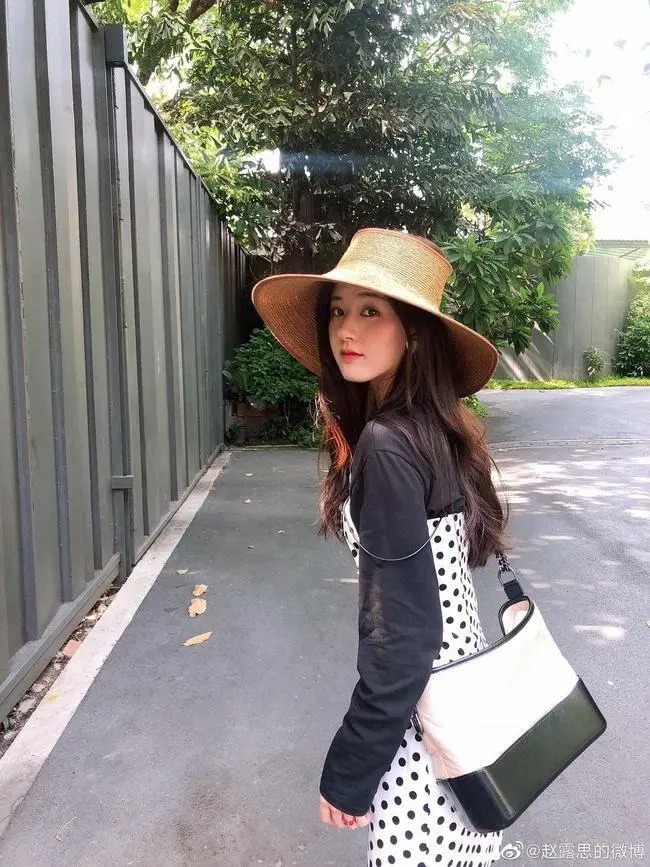 Triệu Lộ Tư vốn mang gương mặt đáng yêu nên bất cứ tạo hình nào thì Triệu Lộ Tư đều tràn đầy vẻ nữ tính trong sáng, thuần khiết kể cả với chiếc mũ cói.