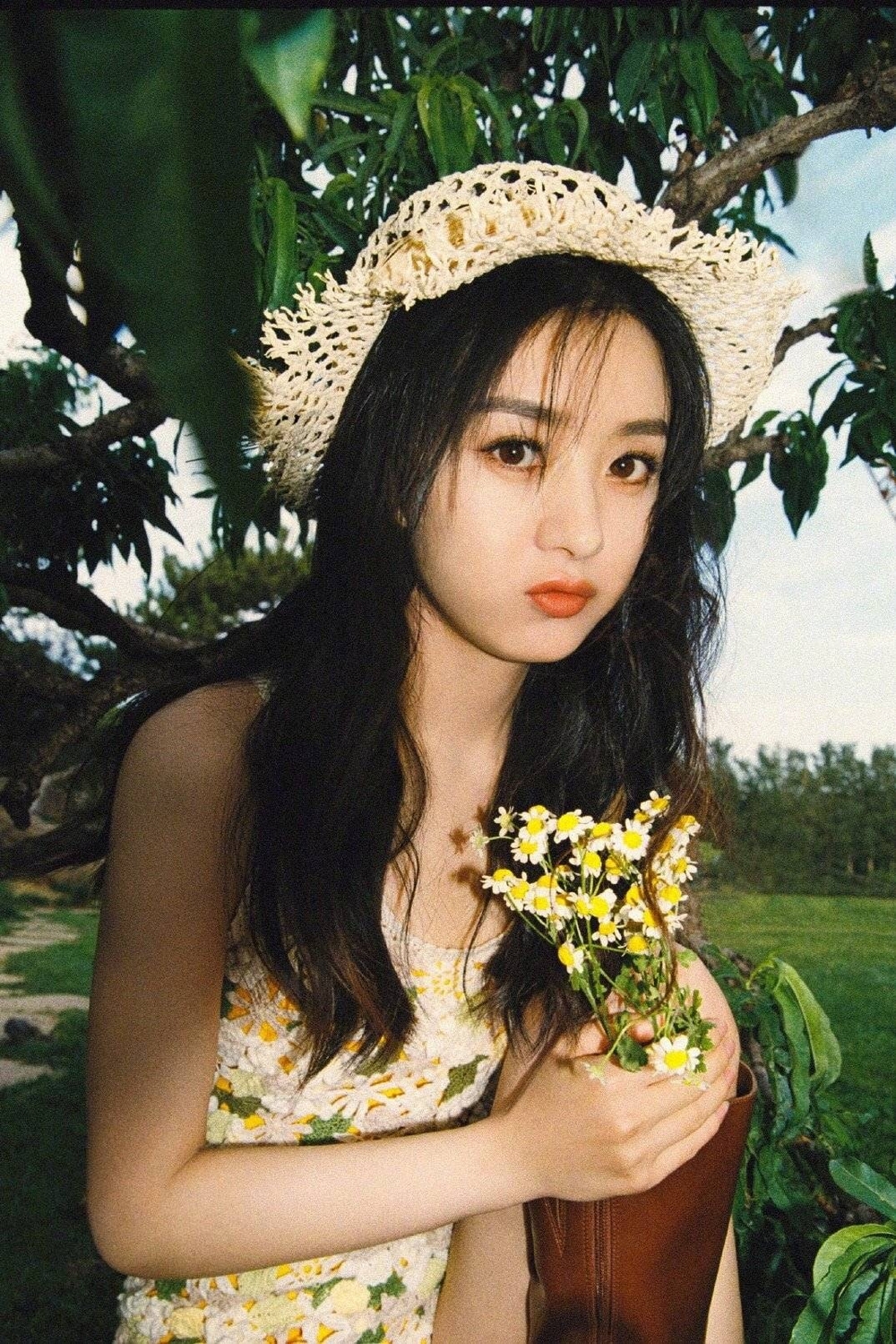 Triệu Lệ Dĩnh vốn sở hữu gương mặt đáng yêu cùng đôi mắt to tròn, trong suốt, khi kết hợp với chiếc mũ rơm khiến Triệu Lệ Dĩnh tràn ngập hơi thở thanh xuân thời niên thiếu.