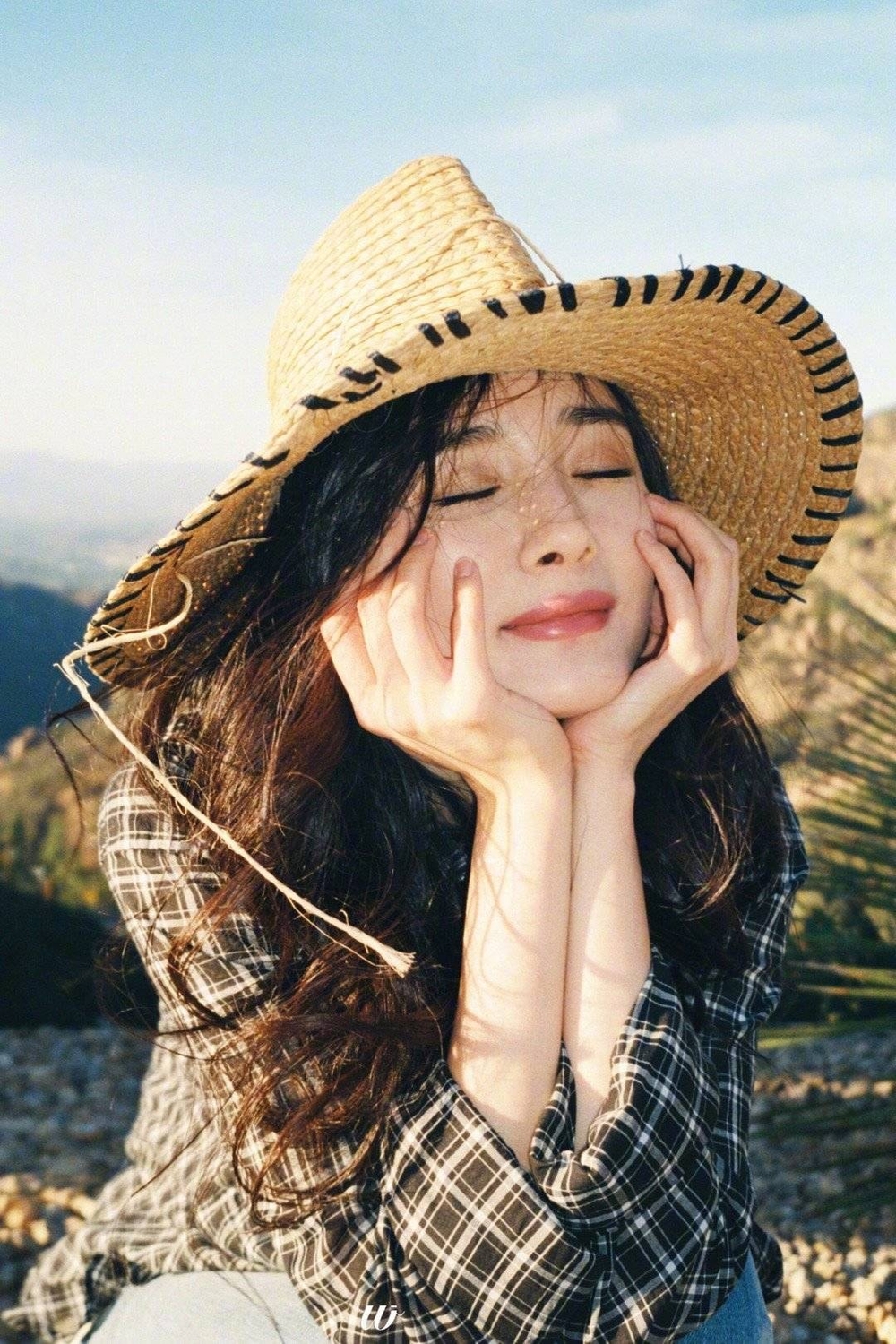 Không cần quá lộng lẫy như trên thảm đỏ, Dương Mịch chỉ mặc áo sơ mi đơn giản kết hợp với chiếc mũ rơm cũng tạo ra khí chất dịu dàng.