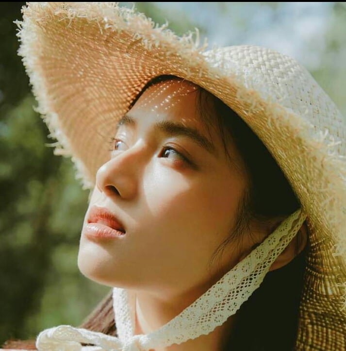 Trương Tịnh Nghi cũng nằm trong danh sách mỹ nhân xinh đẹp khi tạo hình với chiếc mũ cói.