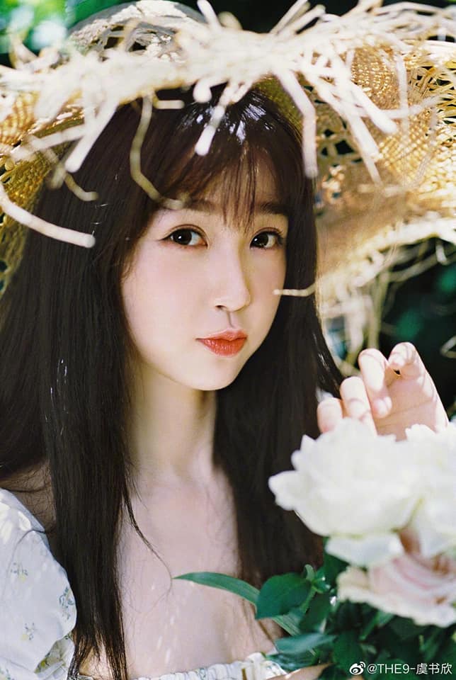 Ngu Thư Hân mang nét ngọt ngào, đáng yêu như mối tình đầu khi sở hữu gương mặt xinh đẹp đặc biệt kết hợp với chiếc mũ cói càng khiến người hâm mộ xốn xang.