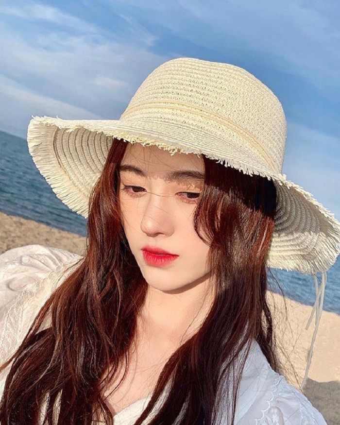 Cúc Tịnh Y chưa bao giờ tạo hình xấu trong mắt người hâm mộ nên chắc chắn không có gì để chê về nhan sắc của 'mỹ nhân 4000 năm' với chiếc mũ cói.