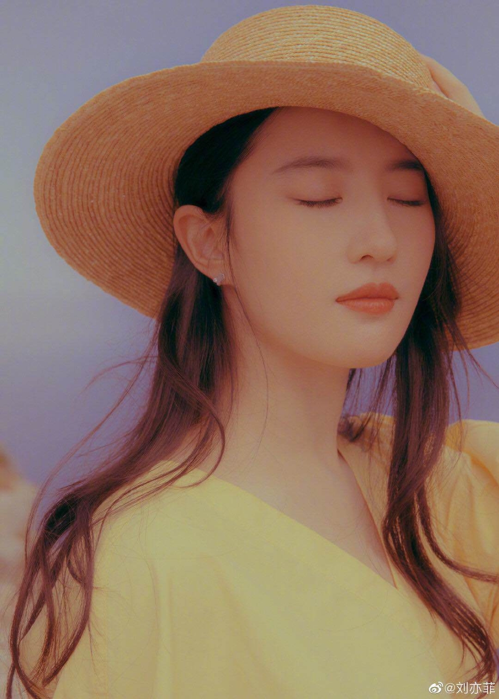 Trùm cuối phải nhắc đến Lưu Diệc Phi. Không hổ là 'thần tiên tỷ tỷ' khi cả nhan sắc và thần thái trong tạo hình với mũ cói đều sang chảnh như nàng tiểu thư Monaco cao quý.