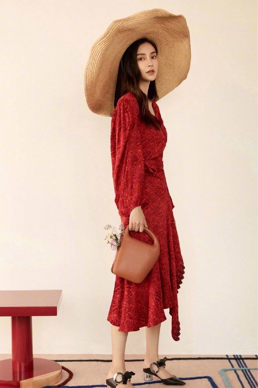 Angela Baby chưa bao giờ khiến người hâm mộ thất vọng về nhan sắc đặc biệt là thần thái dù bất cứ tạo hình nào kể cả với chiếc mũ cói vành rộng thế này.