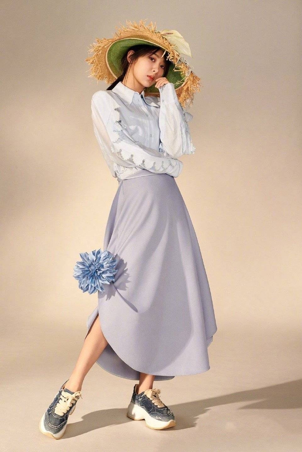 Dù Dương Tử cũng rất xinh đẹp trong bức hình ảnh với tạo hình mũ cói nhưng nữ diễn viên vẫn bị chê với chiếc váy dài khiến thân hình như thấp hơn.