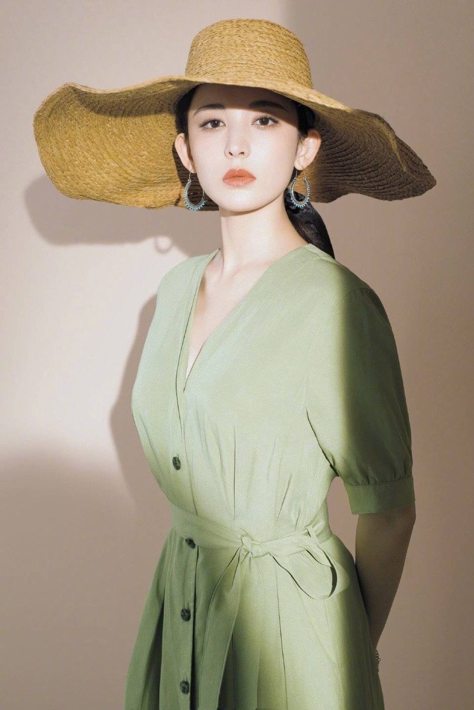 Cổ Lực Na Trát cũng không kém Địch Lệ Nhiệt Ba khi sở hữu vẻ đẹp đậm nét Tân Cương. Trông Cổ Lực Na Trát như nàng tiểu thư cao quý khi kết hợp váy nền nã cùng chiếc mũ rơm vành rộng.