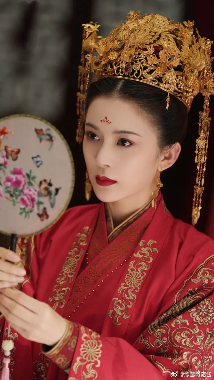 Triệu Anh Tử cũng sở hữu gương mặt sắc sảo kết hợp với đóa hoa điểm trên trán càng tăng vẻ cuốn hút với người hâm mộ.