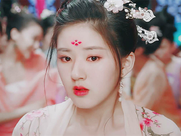 Triệu Lộ Tư đúng danh 'thánh nữ xuyên không' khi gương mặt của nữ diễn viên vô cùng hợp với các tạo hình cổ trang nhất là đóa hoa điểm trên trán càng tăng vẻ diễm lệ của cô nàng.